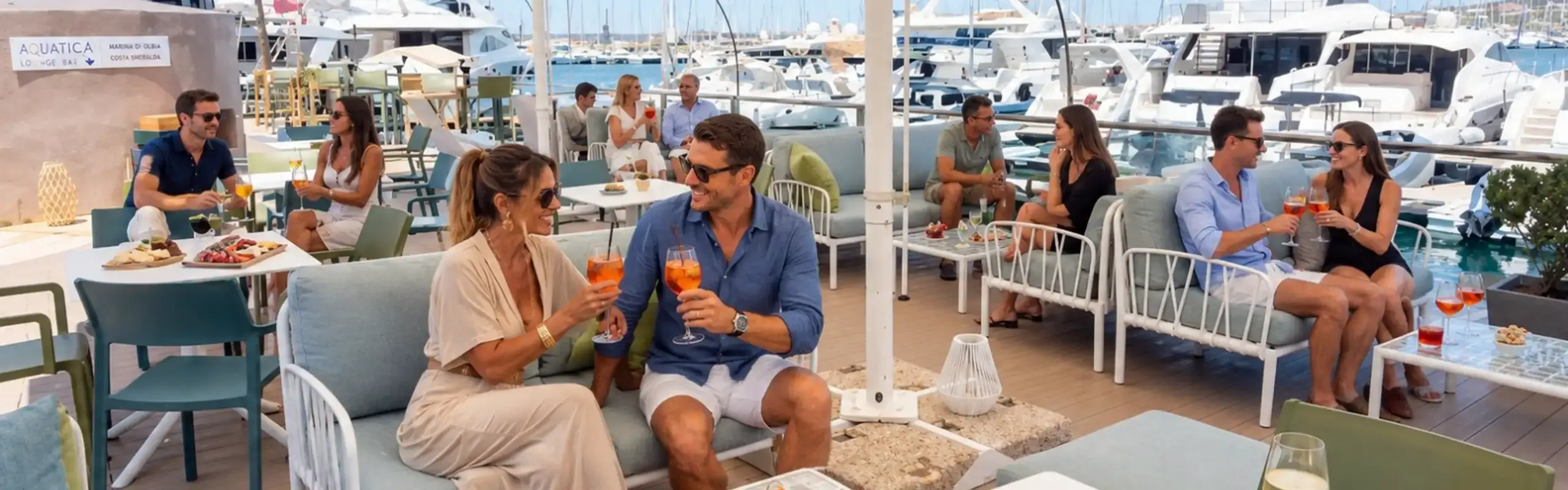 Aperitivo con barche sullo sfondo all'Aquatica Lounge Bar